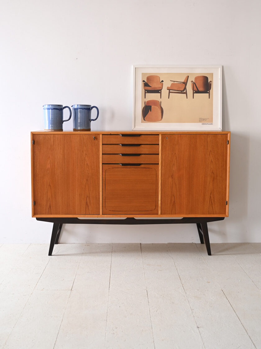 Sideboard-scandinavo-con-dettagli-neri