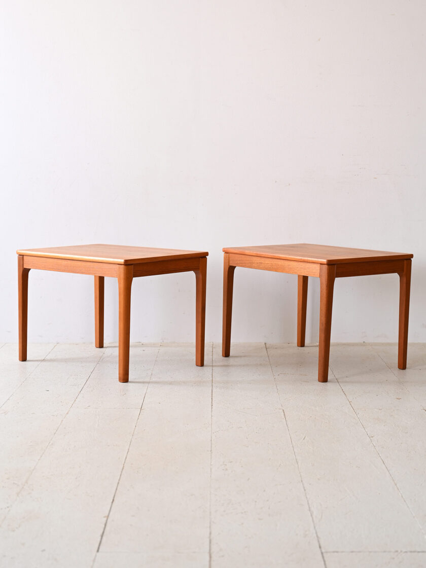 Coppia di tavolini scandinavi in teak