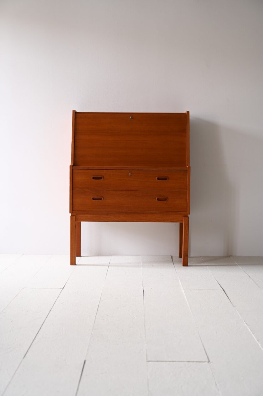 Secretaire-scandinavo-con-cassetti