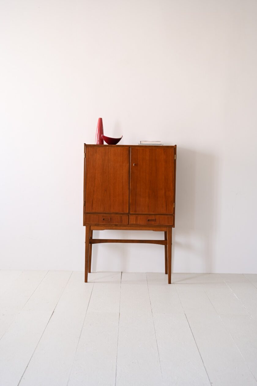 Cabinet vintage con cassetti e luce interna