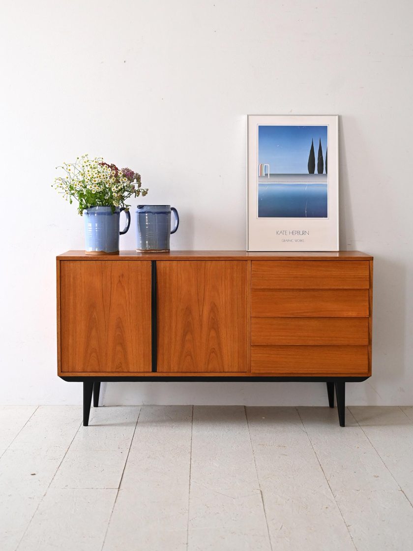 Sideboard scandinavo con dettagli neri