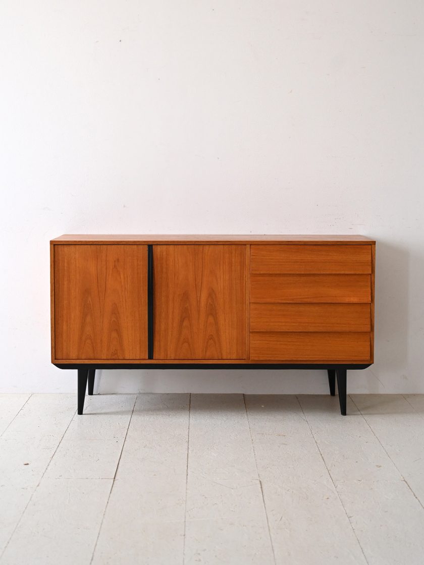 Sideboard scandinavo con dettagli neri-b