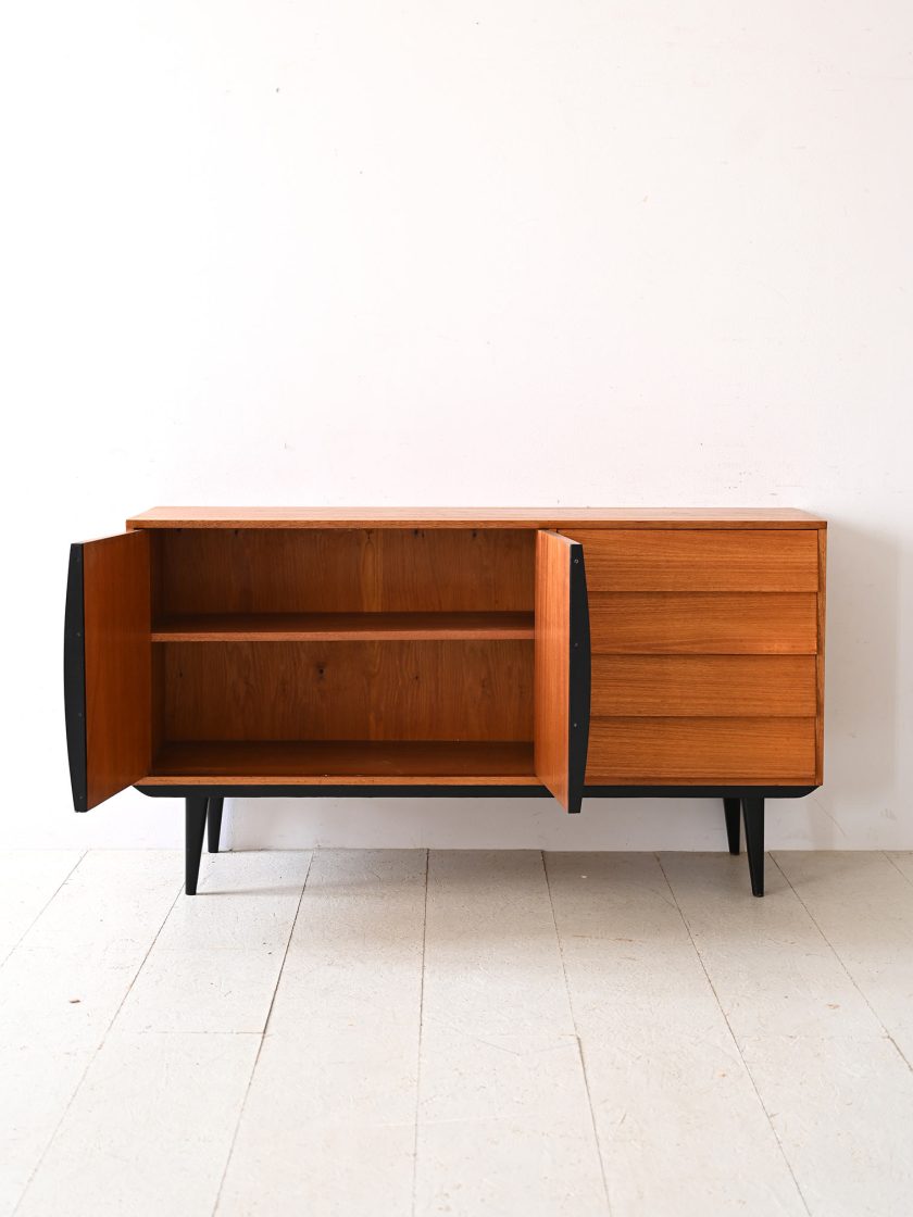 Sideboard scandinavo con dettagli neri-c