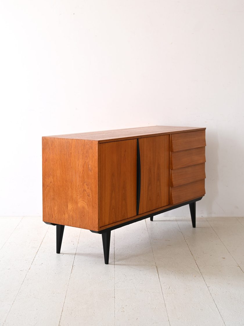 Sideboard scandinavo con dettagli neri-d