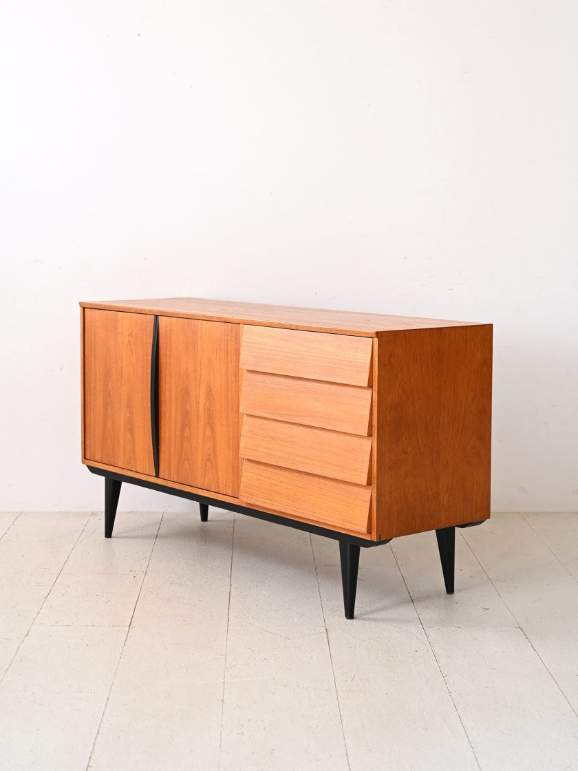 Sideboard scandinavo con dettagli neri-e