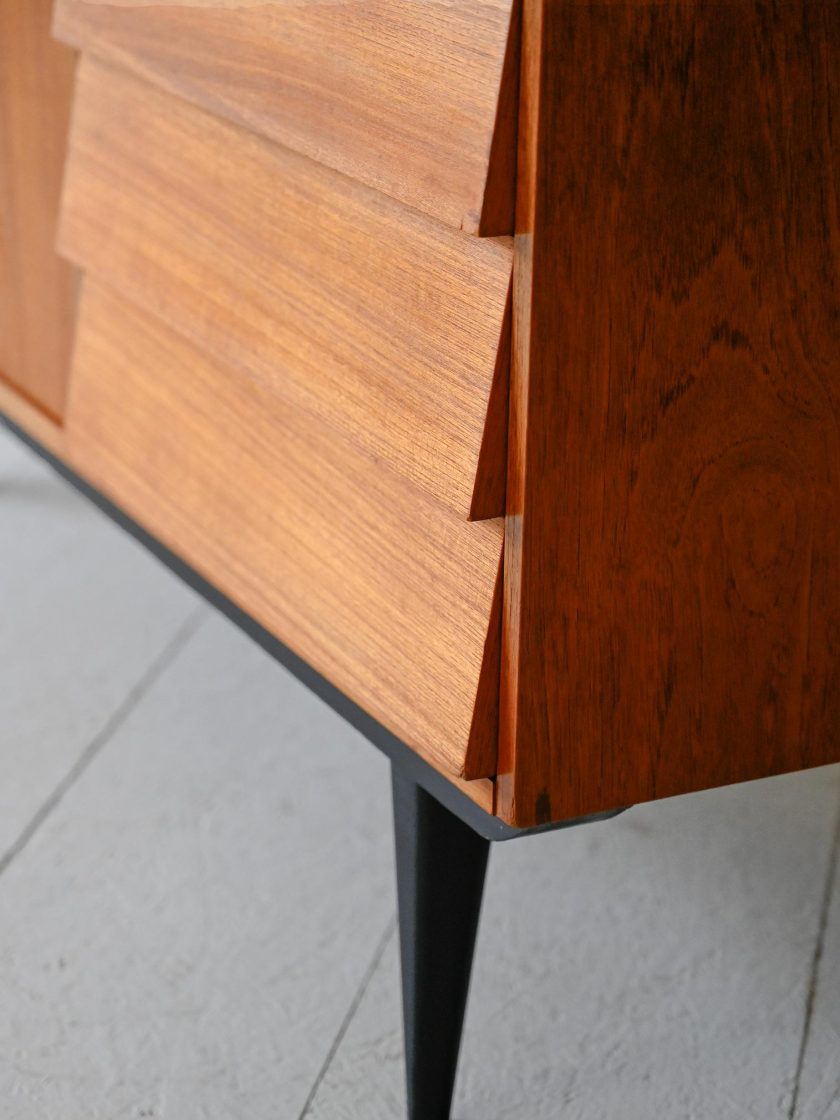 Sideboard scandinavo con dettagli neri-i