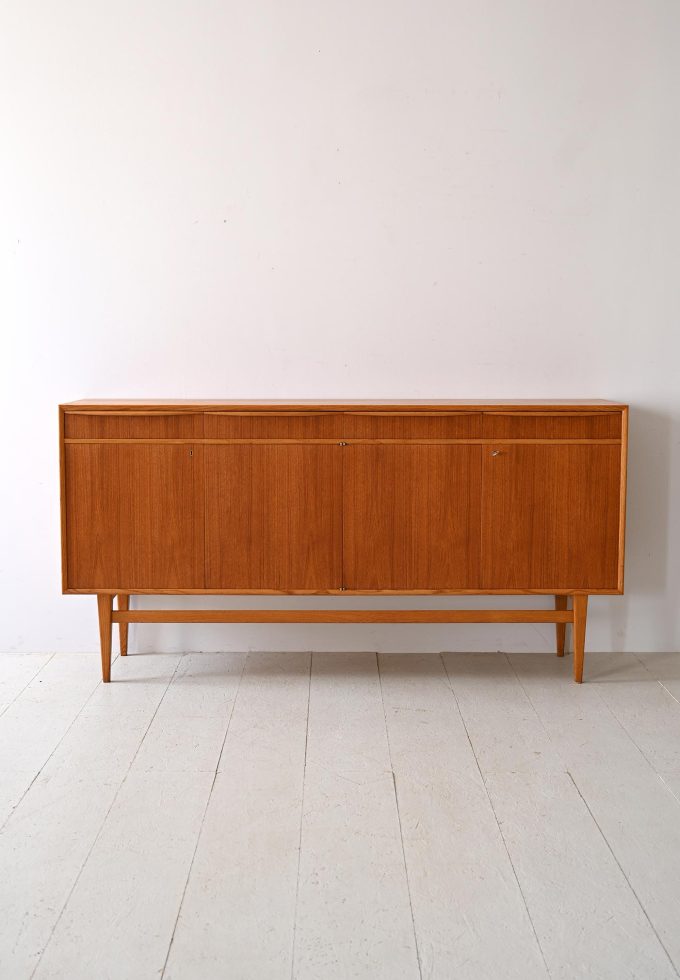 Sideboard scandinavo con cassetti-b