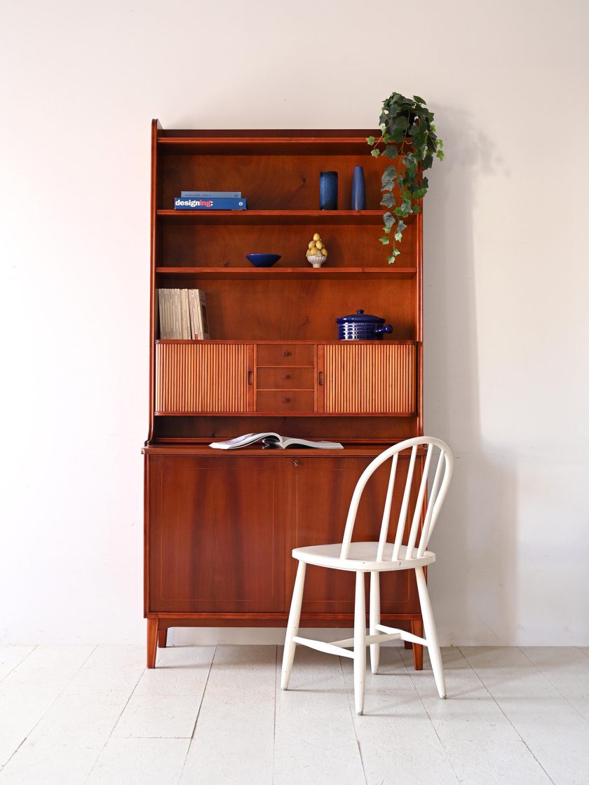 Libreria scandinava con scrittoio