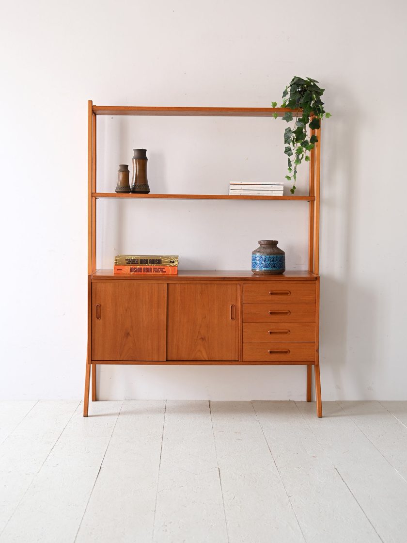 Credenza vintage con scaffalature