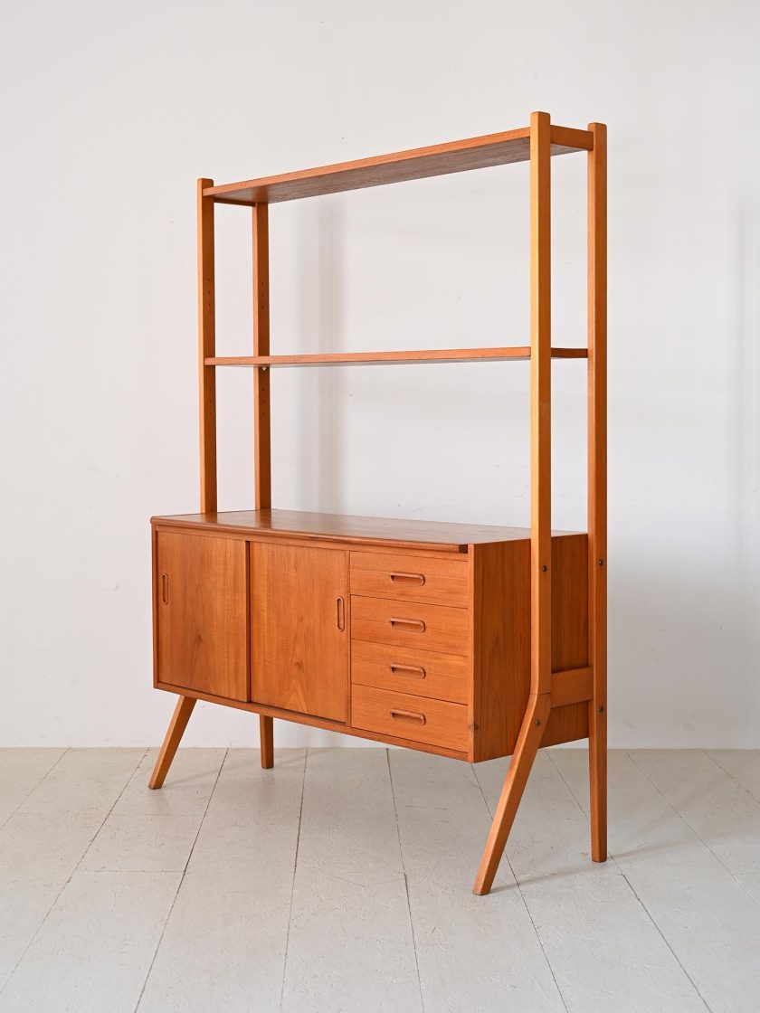 Credenza vintage con scaffalature-f