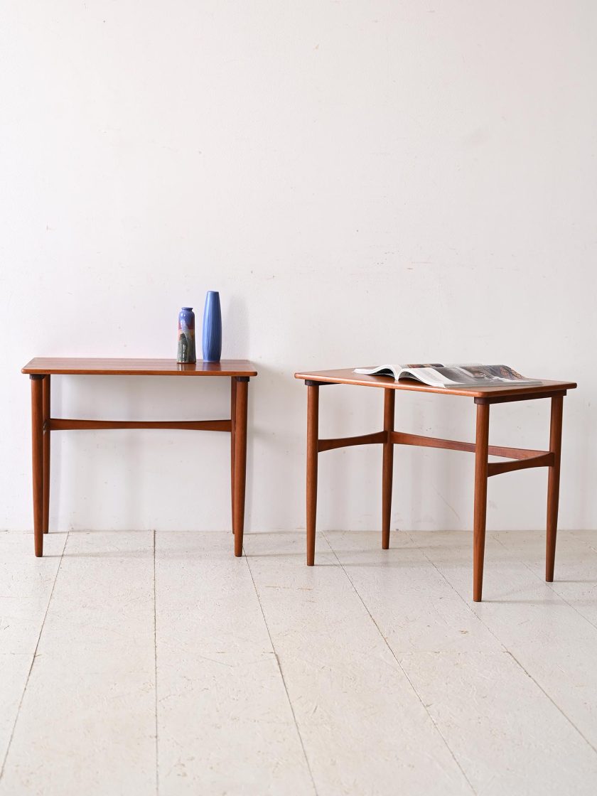 Coppia di tavolini scandinavi in teak