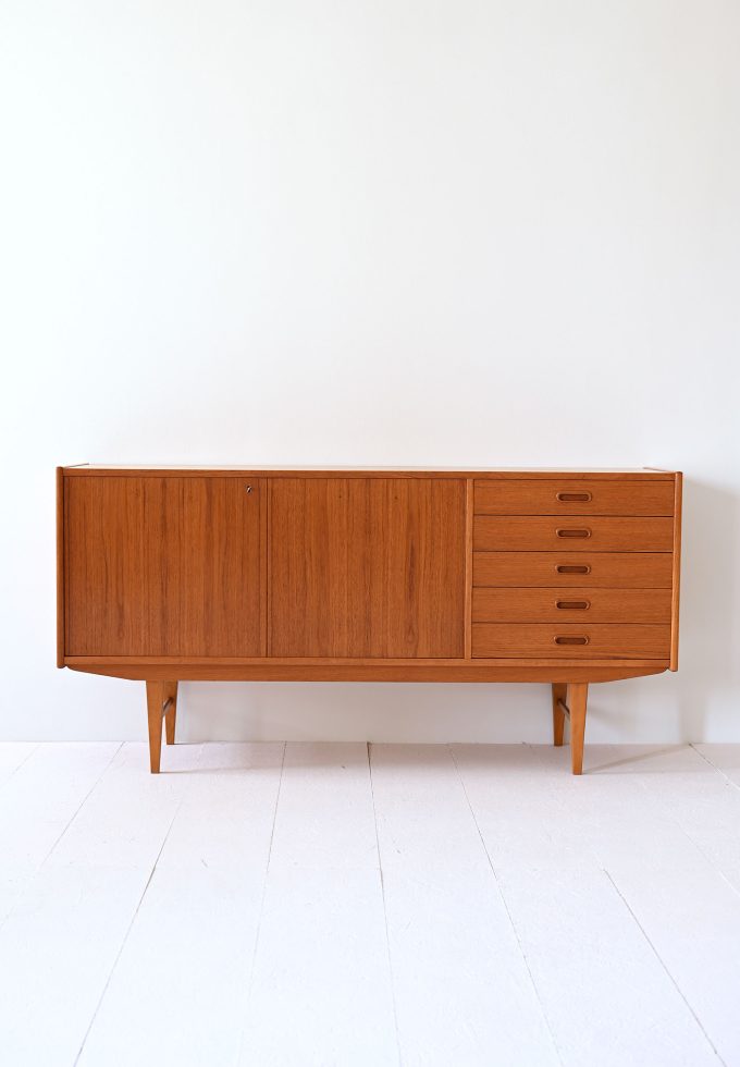 Sideboard scandinavo con cassetti-b