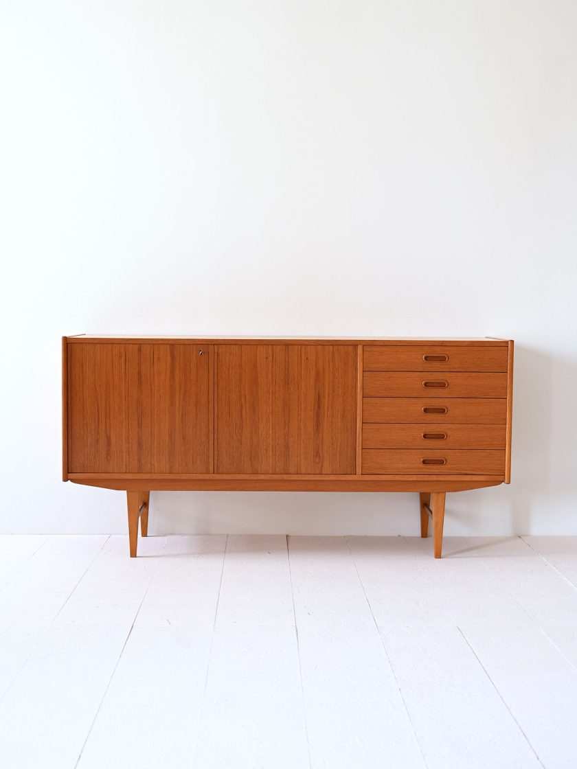 Sideboard scandinavo con cassetti-b