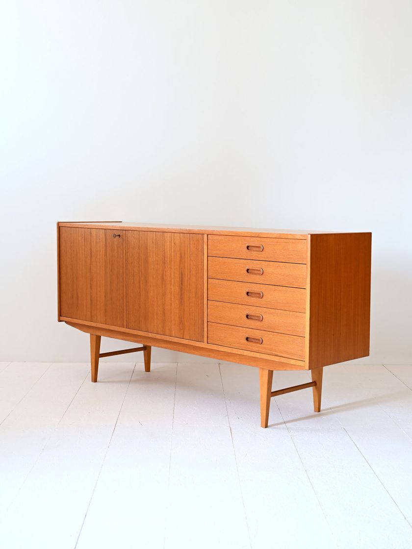 Sideboard scandinavo con cassetti-e