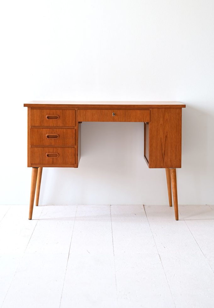 Scrivania vintage in teak-a