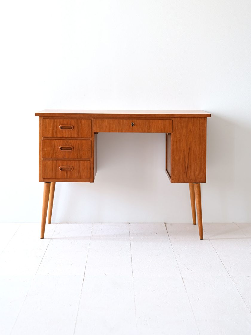 Scrivania vintage in teak-a