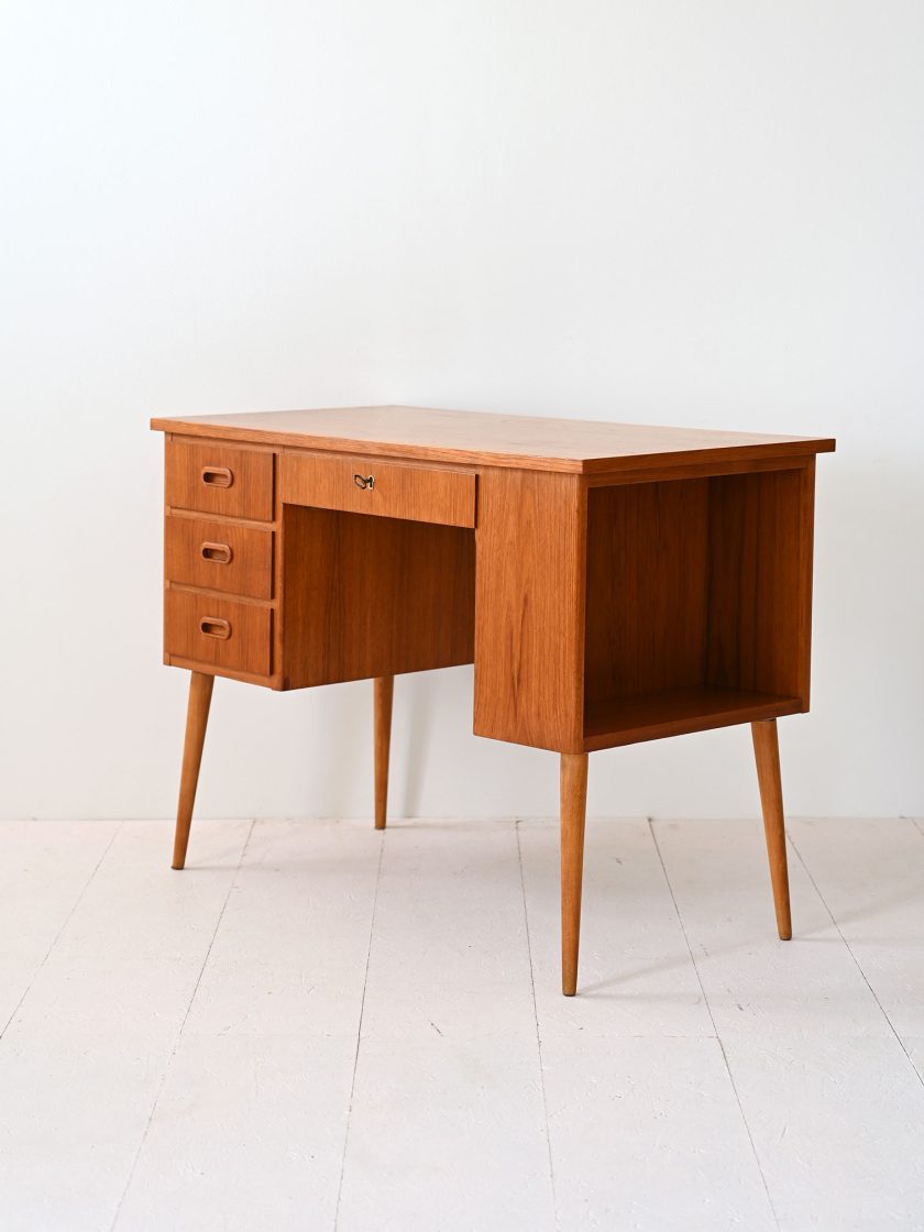 Scrivania vintage in teak-e