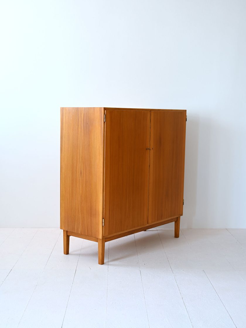 Credenza vintage con ante a battente-d