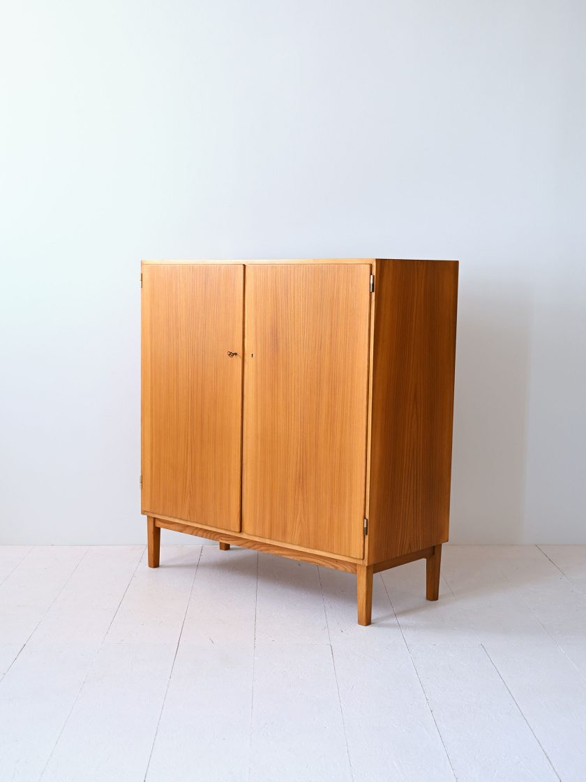 Credenza vintage con ante a battente-e